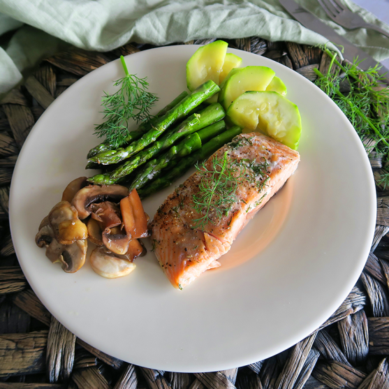 Salmão assado com legumes