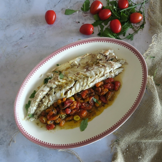 Robalo assado no sal com tomate-cereja