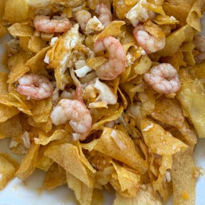 Receta de Patatas chip con huevos rotos y gambas al ajillo