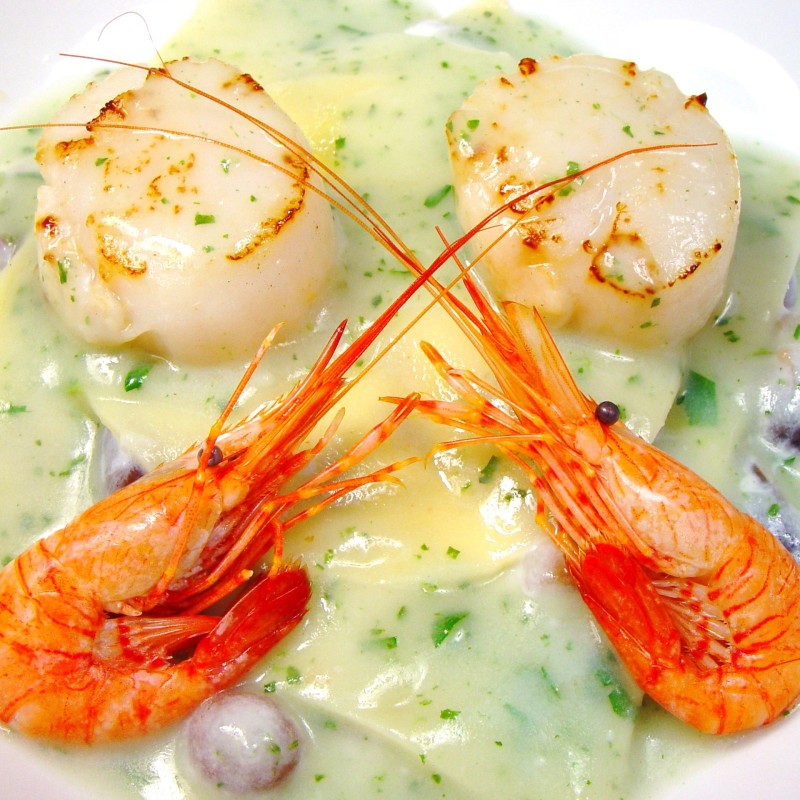 Scallops with prawns and txakoli sauce