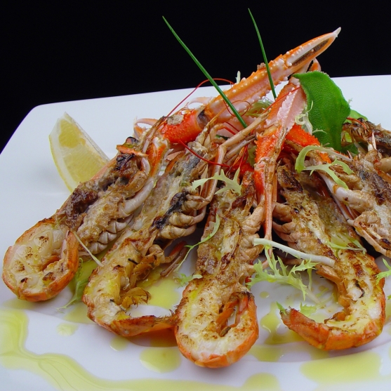 Grilled open scampi with lemon aromas