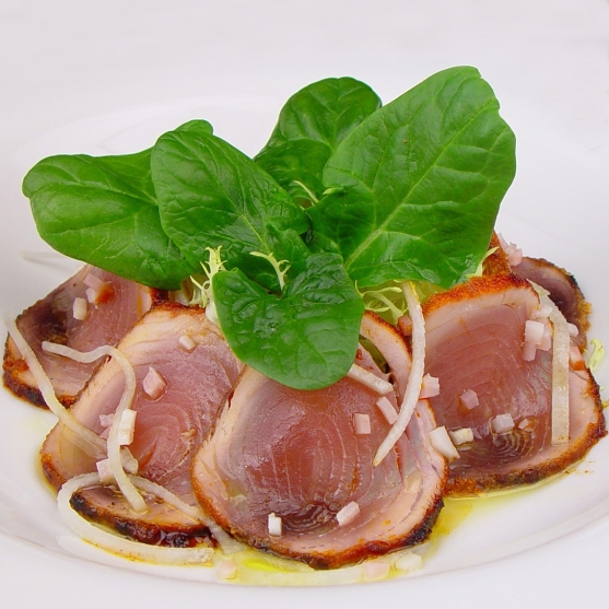 Marinated tuna with spinach and endive salad