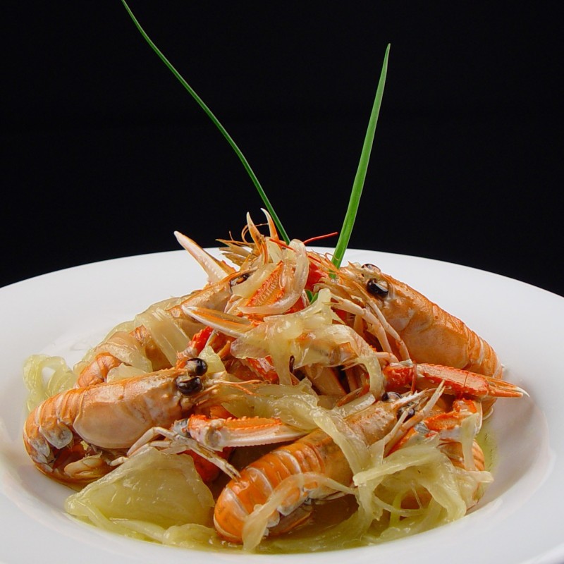 Scampi with onion and brandy aromas