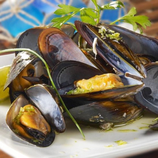 Steamed mussels with lime juice