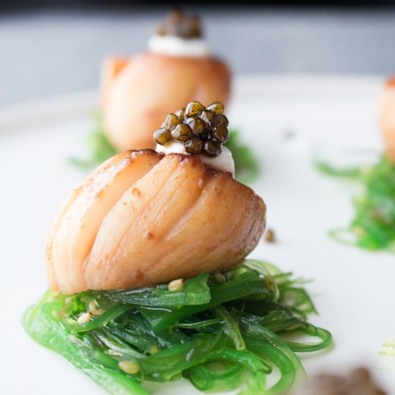 Scallops with soy reduction and caviar del tíbet