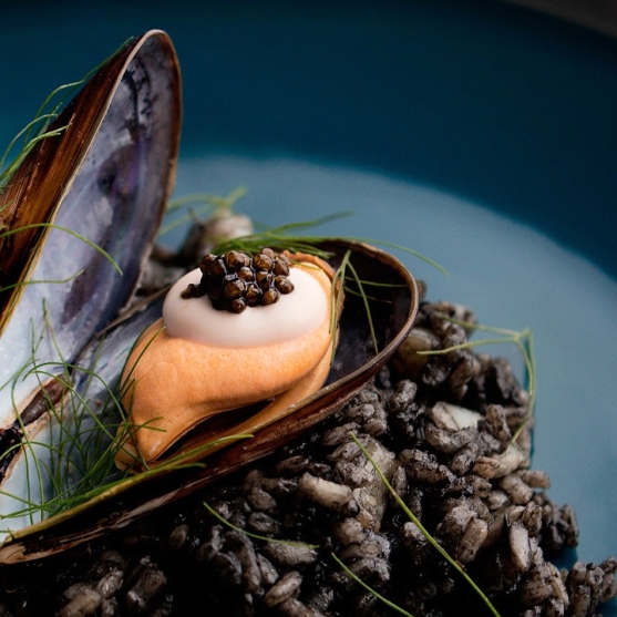 Black rice with alioli and caviar del tíbet