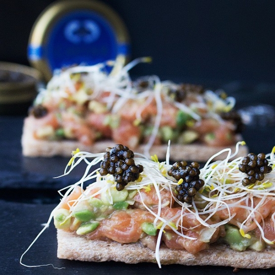 Tartar de salmón con brotes y Caviar del Tíbet