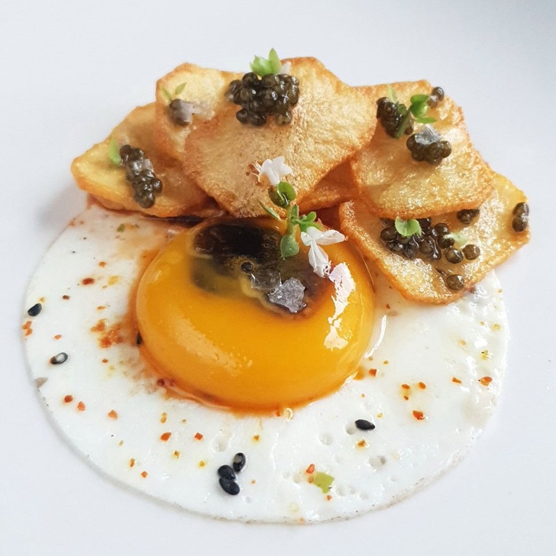 Yolk injected in prawn juice, crispy potatoes and caviar del tíbet