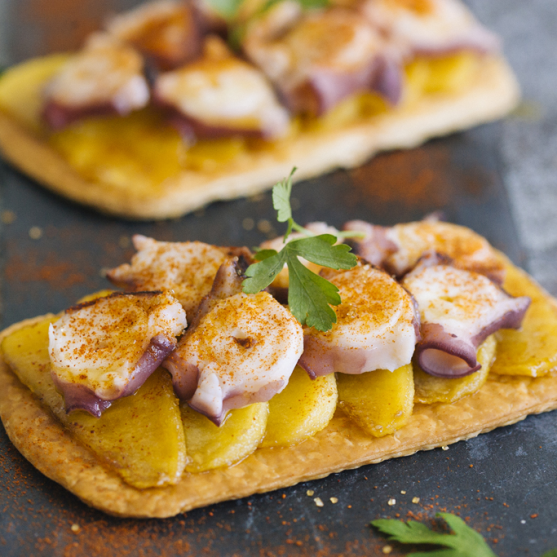 Puff pastry toast with octopus and apple