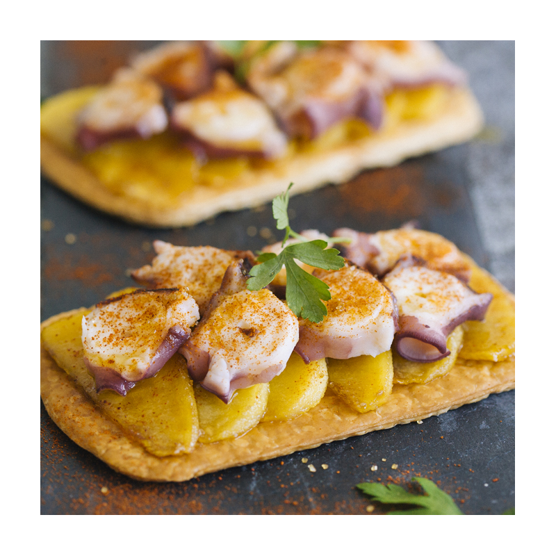 Puff pastry toast with octopus and apple