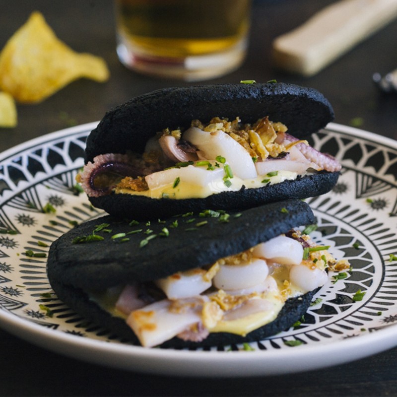 Black arepas stuffed with squid with alioli