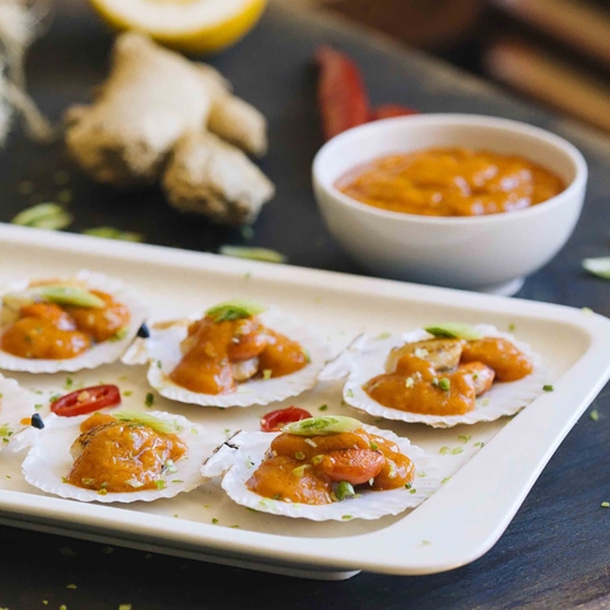 Grilled zamburiña scallops with red curry sauce