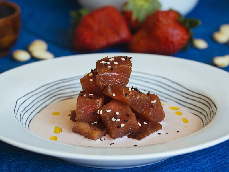 Atún marinado sobre ajoblanco de fresas