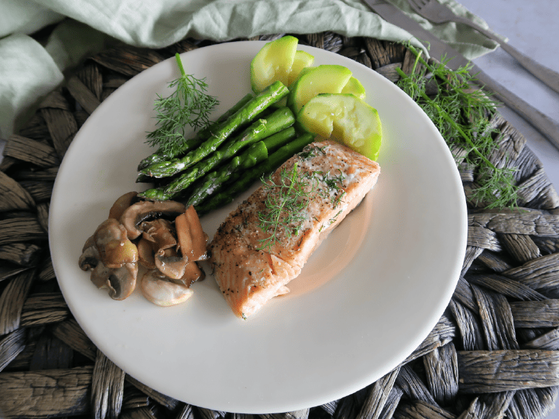 Salmón al horno con verduras