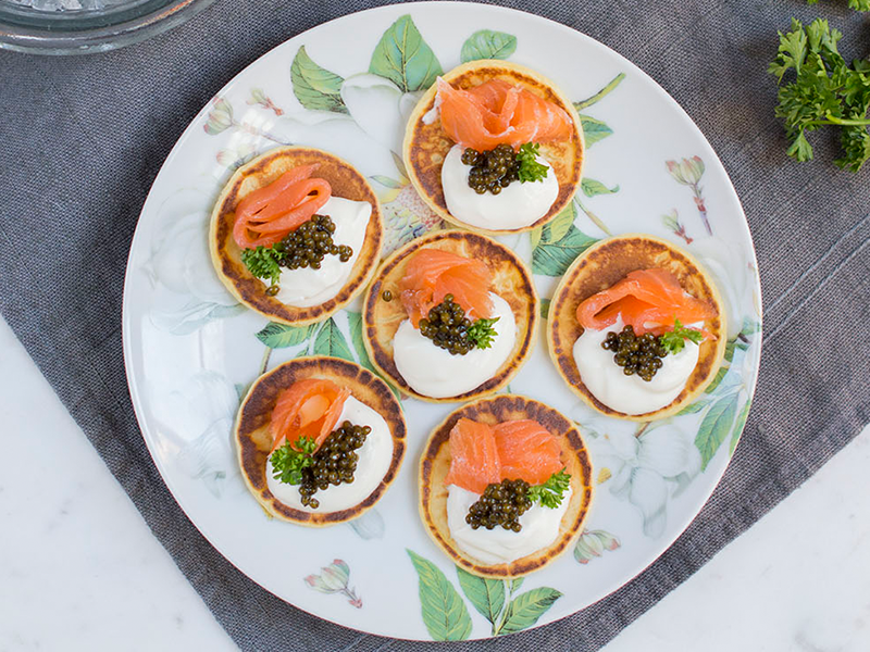 Blinis con salmón y caviar