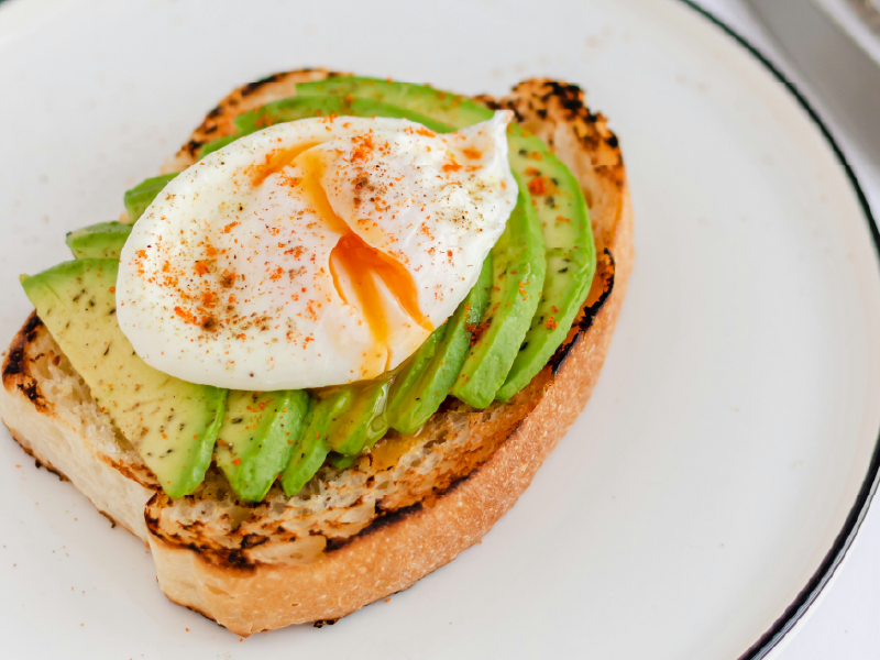 Desayuno saludable con aguacate, huevo poché y pan integral