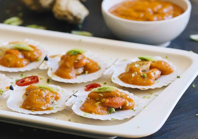 Zamburiñas a la plancha con salsa de curry rojo