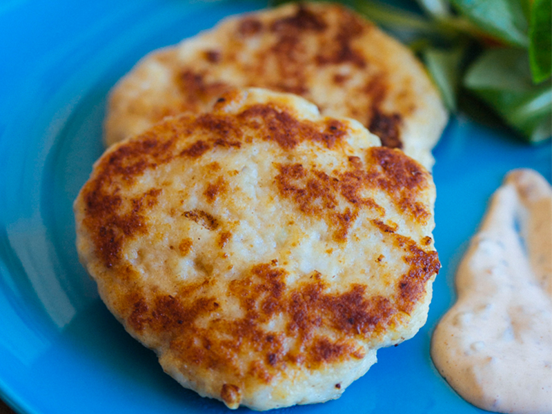 Deliciosas hamburguesas de lenguado con mayonesa de chipotle