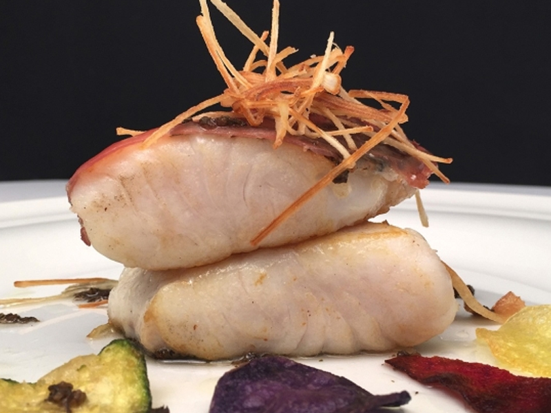 Merluza con jamón ibérico y chips de vegetales ahumados