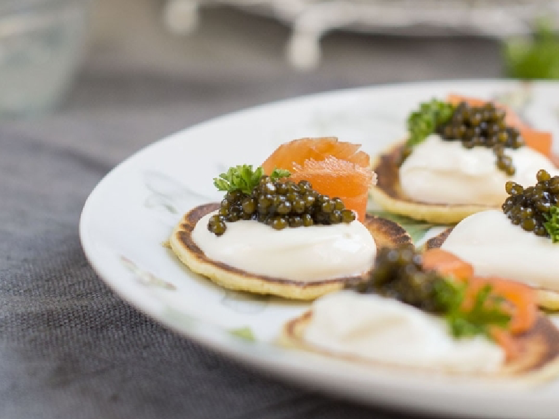 Blinis con salmón ahumado y caviar