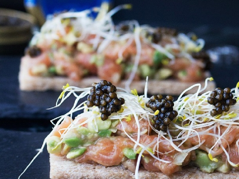 Tartar de salmón ahumado con brotes y Caviar del Tíbet