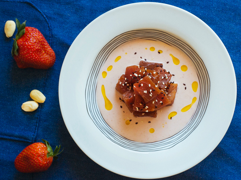 Atún marinado sobre ajoblanco de fresas