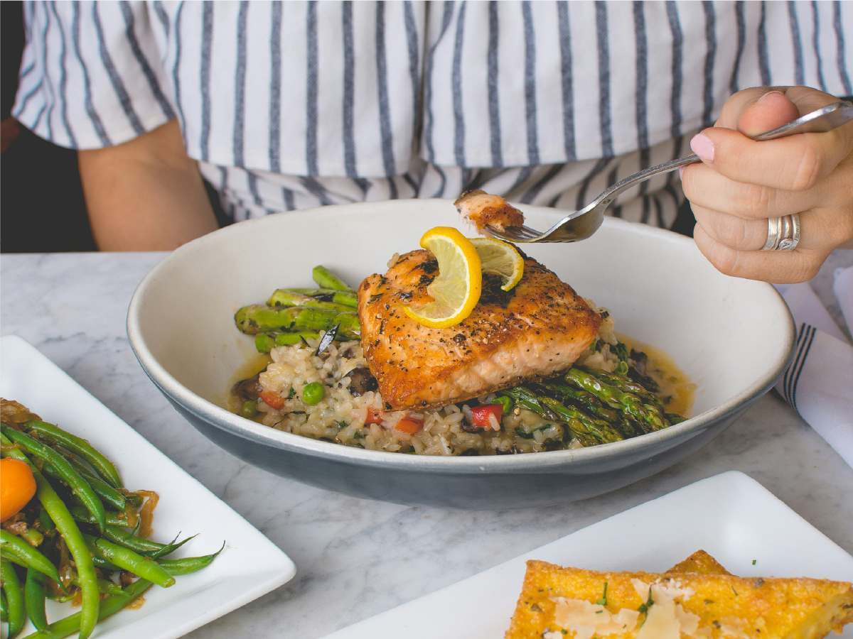 Salmón a la plancha con arroz y verduras