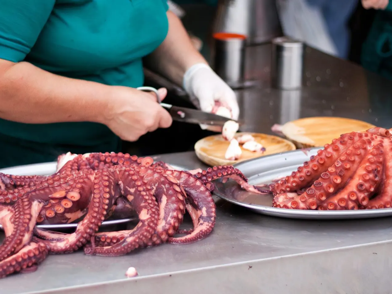 Preparación tradicional del pulpo á feira